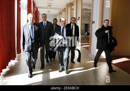 Der Kandidat der Sozialistischen Partei für die Präsidentschaftswahlen in Frankreich, Francois Hollande, kommt am 18. Februar 2012 zu einem Mittagessen in Ussel, Südwestfrankreich, an. Hollande war Gast eines Vereins der Diege Communes.Foto von Patrick Bernard/ABACAPRESS.COM Stockfoto