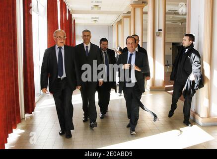 Der Kandidat der Sozialistischen Partei für die Präsidentschaftswahlen in Frankreich, Francois Hollande, kommt am 18. Februar 2012 zu einem Mittagessen in Ussel, Südwestfrankreich, an. Hollande war Gast eines Vereins der Diege Communes.Foto von Patrick Bernard/ABACAPRESS.COM Stockfoto