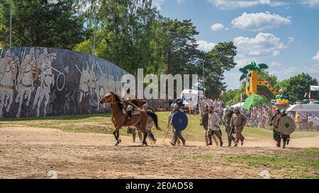 Cedynia, Polen, Juni 2019 Krieger greifen Fort an. Historische Nachstellung der Schlacht von Cedynia zwischen Polen und Deutschland, um 11. Jahrhundert Stockfoto