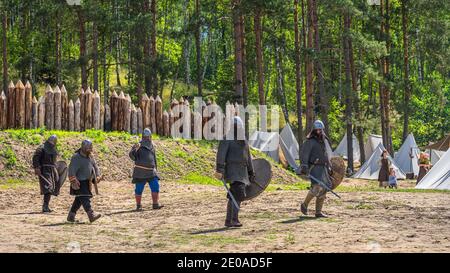 Cedynia Polen Juni 2019 Krieger in Kettenpost Rüstung gehen Krieg Historische Nachstellung der Schlacht von Cedynia zwischen Polen und Deutschland 11. Jahrhundert Stockfoto