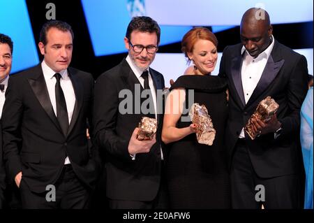 Jean Dujardin, Michel Hazanavicius, Berenice Bejo und Omar Sy bei der 37. Jährlichen Cesar Film Awards Zeremonie im Theater du Chatelet in Paris, Frankreich am 24. Februar 2012. Foto von Nicolas Gouhier/ABACAPRESS.COM Stockfoto