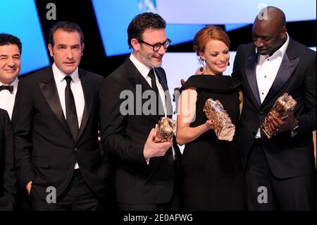 Jean Dujardin, Michel Hazanavicius, Berenice Bejo und Omar Sy bei der 37. Jährlichen Cesar Film Awards Zeremonie im Theater du Chatelet in Paris, Frankreich am 24. Februar 2012. Foto von Nicolas Gouhier/ABACAPRESS.COM Stockfoto