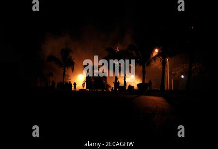 Atmosphäre während der Unruhen zwischen Jugendlichen und Polizeikräften im Chaudron-Viertel in Saint-Denis de la Reunion auf der französischen Réunion-Insel im Indischen Ozean am 24. Februar 2012. Die Zusammenstöße begannen am Vortag während einer Demonstration in Saint-Denis de la Reunion gegen die hohen Lebenshaltungskosten. Foto von Serge Leplege/ABACAPRESS.COM Stockfoto
