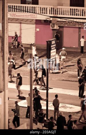 Atmosphäre während der Unruhen zwischen Jugendlichen und Polizeikräften im Chaudron-Viertel in Saint-Denis de la Reunion auf der französischen Réunion-Insel im Indischen Ozean am 24. Februar 2012. Die Zusammenstöße begannen am Vortag während einer Demonstration in Saint-Denis de la Reunion gegen die hohen Lebenshaltungskosten. Foto von Serge Leplege/ABACAPRESS.COM Stockfoto