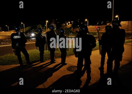 Atmosphäre während der Unruhen zwischen Jugendlichen und Polizeikräften im Chaudron-Viertel in Saint-Denis de la Reunion auf der französischen Réunion-Insel im Indischen Ozean am 24. Februar 2012. Die Zusammenstöße begannen am Vortag während einer Demonstration in Saint-Denis de la Reunion gegen die hohen Lebenshaltungskosten. Foto von Serge Leplege/ABACAPRESS.COM Stockfoto