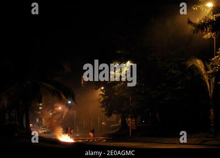 Atmosphäre während der Unruhen zwischen Jugendlichen und Polizeikräften im Chaudron-Viertel in Saint-Denis de la Reunion auf der französischen Réunion-Insel im Indischen Ozean am 24. Februar 2012. Die Zusammenstöße begannen am Vortag während einer Demonstration in Saint-Denis de la Reunion gegen die hohen Lebenshaltungskosten. Foto von Serge Leplege/ABACAPRESS.COM Stockfoto