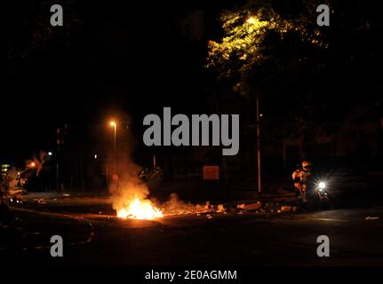 Atmosphäre während der Unruhen zwischen Jugendlichen und Polizeikräften im Chaudron-Viertel in Saint-Denis de la Reunion auf der französischen Réunion-Insel im Indischen Ozean am 24. Februar 2012. Die Zusammenstöße begannen am Vortag während einer Demonstration in Saint-Denis de la Reunion gegen die hohen Lebenshaltungskosten. Foto von Serge Leplege/ABACAPRESS.COM Stockfoto