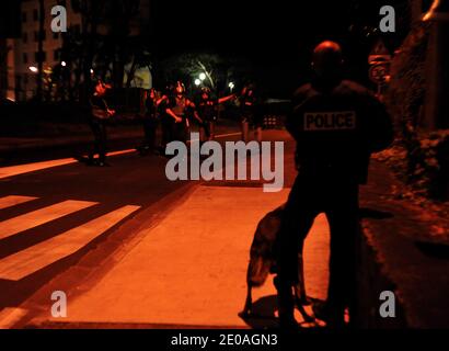Atmosphäre während der Unruhen zwischen Jugendlichen und Polizeikräften im Chaudron-Viertel in Saint-Denis de la Reunion auf der französischen Réunion-Insel im Indischen Ozean am 24. Februar 2012. Die Zusammenstöße begannen am Vortag während einer Demonstration in Saint-Denis de la Reunion gegen die hohen Lebenshaltungskosten. Foto von Serge Leplege/ABACAPRESS.COM Stockfoto