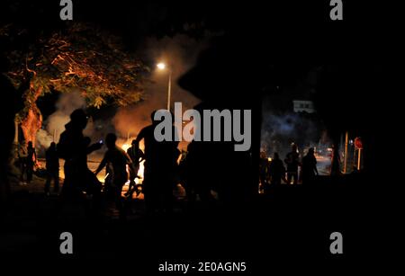 Atmosphäre während der Unruhen zwischen Jugendlichen und Polizeikräften im Chaudron-Viertel in Saint-Denis de la Reunion auf der französischen Réunion-Insel im Indischen Ozean am 24. Februar 2012. Die Zusammenstöße begannen am Vortag während einer Demonstration in Saint-Denis de la Reunion gegen die hohen Lebenshaltungskosten. Foto von Serge Leplege/ABACAPRESS.COM Stockfoto