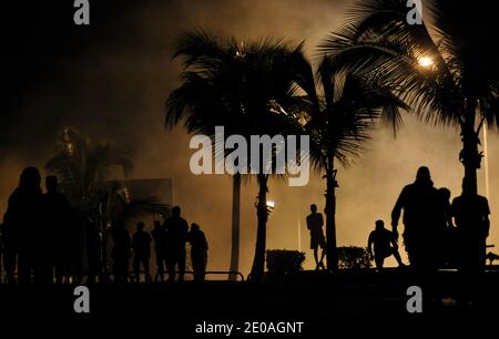 Atmosphäre während der Unruhen zwischen Jugendlichen und Polizeikräften im Chaudron-Viertel in Saint-Denis de la Reunion auf der französischen Réunion-Insel im Indischen Ozean am 24. Februar 2012. Die Zusammenstöße begannen am Vortag während einer Demonstration in Saint-Denis de la Reunion gegen die hohen Lebenshaltungskosten. Foto von Serge Leplege/ABACAPRESS.COM Stockfoto