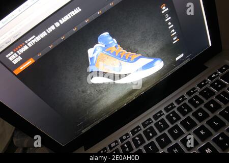 Nike inc. Beginnt, auf ihrer Website die Nike Zoom Hyperfuse Low Basketballschuhe zu verkaufen, die speziell für New York Kinicks Jeremy Lin am Wochenende gebaut wurden, wo die NBA ihre All-Star-Feierlichkeiten veranstaltet. Verbraucher können die genauen Anpassungsmöglichkeiten von Lins Schuh nachbilden und am 25. Februar 2012 unter 0 auf der NIKEiD.com in New York City, NY, USA gekauft haben. Foto von Charles Guerin/ABACAPRESS.COM Stockfoto