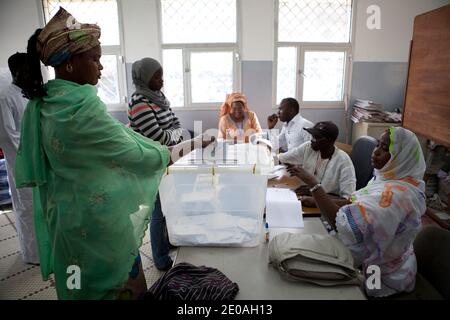 Eine Senegalesin stimmt am 26. Februar 2012 in einem Wahllokal in Parcelles Assainies im Vorort Dakar, Senegal, ab. Foto von Julien Tack/ABACAPRESS.COM Stockfoto