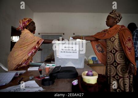 Eine Senegalesin stimmt am 26. Februar 2012 in einem Wahllokal in Parcelles Assainies im Vorort Dakar, Senegal, ab. Foto von Julien Tack/ABACAPRESS.COM Stockfoto