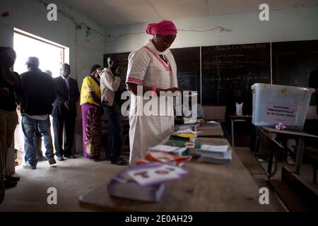 Eine Senegalesin stimmt am 26. Februar 2012 in einem Wahllokal in Parcelles Assainies im Vorort Dakar, Senegal, ab. Foto von Julien Tack/ABACAPRESS.COM Stockfoto
