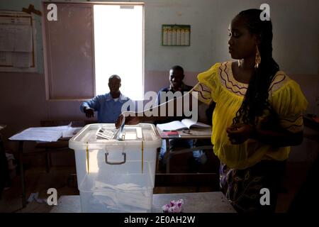 Eine Senegalesin stimmt am 26. Februar 2012 in einem Wahllokal in Parcelles Assainies im Vorort Dakar, Senegal, ab. Foto von Julien Tack/ABACAPRESS.COM Stockfoto