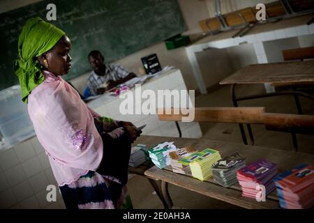 Eine Senegalesin stimmt am 26. Februar 2012 in einem Wahllokal in Parcelles Assainies im Vorort Dakar, Senegal, ab. Foto von Julien Tack/ABACAPRESS.COM Stockfoto