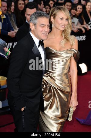 George Clooney und Stacy Keibler kommen bei den 84. Annual Academy Awards an, die am 26. Februar 2012 im Kodak Theater in Los Angeles, CA, USA, abgehalten werden. Foto von Lionel Hahn/ABACAPRESS.COM Stockfoto