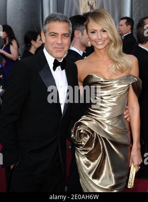 George Clooney und Stacy Keibler kommen bei den 84. Annual Academy Awards an, die am 26. Februar 2012 im Kodak Theater in Los Angeles, CA, USA, abgehalten werden. Foto von Lionel Hahn/ABACAPRESS.COM Stockfoto