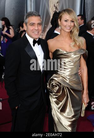 George Clooney und Stacy Keibler kommen bei den 84. Annual Academy Awards an, die am 26. Februar 2012 im Kodak Theater in Los Angeles, CA, USA, abgehalten werden. Foto von Lionel Hahn/ABACAPRESS.COM Stockfoto