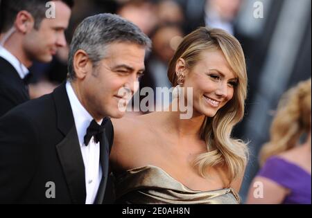 George Clooney und Stacy Keibler kommen bei den 84. Annual Academy Awards an, die am 26. Februar 2012 im Kodak Theater in Los Angeles, CA, USA, abgehalten werden. Foto von Lionel Hahn/ABACAPRESS.COM Stockfoto