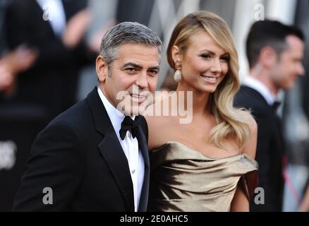 George Clooney und Stacy Keibler kommen bei den 84. Annual Academy Awards an, die am 26. Februar 2012 im Kodak Theater in Los Angeles, CA, USA, abgehalten werden. Foto von Lionel Hahn/ABACAPRESS.COM Stockfoto