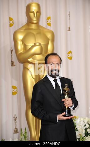 Datei Foto - Asghar Farhadi posiert mit dem Preis für den besten fremdsprachigen Film des Jahres im Presseraum bei den 84. Annual Academy Awards, die am 26. Februar 2012 im Kodak Theater in Los Angeles, CA, USA, verliehen wurden. Der iranische Regisseur Asghar Farhadi, dessen Film der Verkäufer für den fremdsprachigen Film Oscar nominiert ist, hat eine Erklärung abgegeben, dass er nicht an den Oscars teilnehmen wird, auch wenn Ausnahmen gemacht werden, um ihm den Eintritt in das US-Foto von Lionel Hahn/ABACAPRESS.COM zu ermöglichen Stockfoto