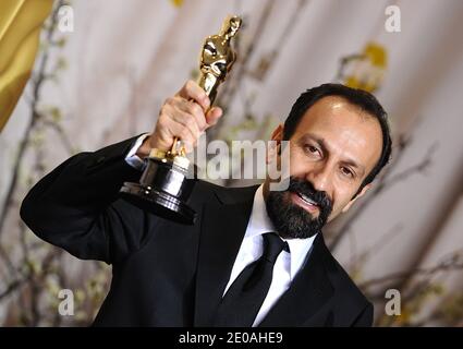 Datei Foto - Asghar Farhadi posiert mit dem Preis für den besten fremdsprachigen Film des Jahres im Presseraum bei den 84. Annual Academy Awards, die am 26. Februar 2012 im Kodak Theater in Los Angeles, CA, USA, verliehen wurden. Der iranische Regisseur Asghar Farhadi, dessen Film der Verkäufer für den fremdsprachigen Film Oscar nominiert ist, hat eine Erklärung abgegeben, dass er nicht an den Oscars teilnehmen wird, auch wenn Ausnahmen gemacht werden, um ihm den Eintritt in das US-Foto von Lionel Hahn/ABACAPRESS.COM zu ermöglichen Stockfoto