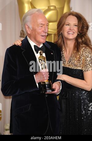 Christopher Plummer posiert mit der Performance eines Schauspielers in einer Nebenrolle und Moderatorin Melissa Leo im Presseraum bei den 84. Annual Academy Awards, die am 26. Februar 2012 im Kodak Theatre in Los Angeles, CA, USA, abgehalten wurden. Foto von Lionel Hahn/ABACAPRESS.COM Stockfoto