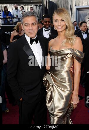 George Clooney und Stacy Keibler kommen bei den 84. Annual Academy Awards an, die am 26. Februar 2012 im Kodak Theater in Los Angeles, CA, USA, abgehalten werden. Foto von Lionel Hahn/ABACAPRESS.COM Stockfoto