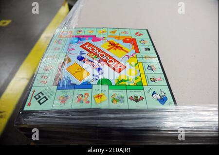 Die neuesten Monopoly-Spiele werden am 27. Februar 2012 im Hasbro-Spielwerk in West-Massachusetts in Springfield, MA, USA, vorrätig gehalten. Monopoly Games sind das erfolgreichste Brettspiel aller Zeiten. Foto von Olivier Douliery/ABACAPRESS.COM Stockfoto