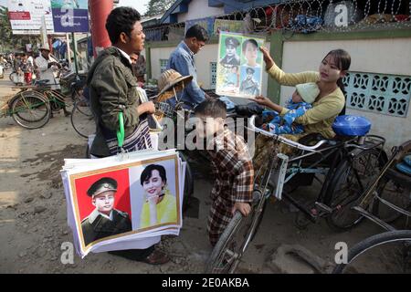 Junge Unterstützer begrüßten am 23. Februar 2012 die Friedensnobelpreisträgerin und Vorsitzende der Nationalen Liga für Demokratie (NLD) Aung San Suu Kyi in Myitkyina, Myanmar, auf ihrer Wahlkampfreise vor den Nachwahlen vom 1. April. Die Oppositionsführerin Myanmars ging im Rahmen ihres Wahlkampfs in den Staat Kachin. Im Kachin-Staat gibt es immer noch Kämpfe in der Nähe der chinesischen Grenze zwischen der KIA (Kachin Independence Army) und der Myanmar-Armee trotz Myanmar-Präsidenten Thein sein, um dem Militär die Offensive zu stoppen. Foto von Christophe Loviny/ABACAPRESS.COM Stockfoto