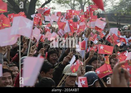 Junge Unterstützer begrüßten am 23. Februar 2012 die Friedensnobelpreisträgerin und Vorsitzende der Nationalen Liga für Demokratie (NLD) Aung San Suu Kyi in Myitkyina, Myanmar, auf ihrer Wahlkampfreise vor den Nachwahlen vom 1. April. Die Oppositionsführerin Myanmars ging im Rahmen ihres Wahlkampfs in den Staat Kachin. Im Kachin-Staat gibt es immer noch Kämpfe in der Nähe der chinesischen Grenze zwischen der KIA (Kachin Independence Army) und der Myanmar-Armee trotz Myanmar-Präsidenten Thein sein, um dem Militär die Offensive zu stoppen. Foto von Christophe Loviny/ABACAPRESS.COM Stockfoto