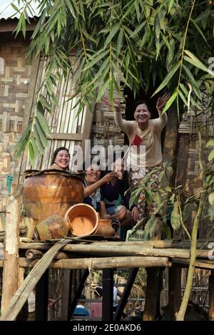 Frauen begrüßen die Friedensnobelpreisträgerin und Vorsitzende der Nationalen Liga für Demokratie (NLD) Aung San Suu Kyi während der Wahlkampfreise in Myitkyina, Myammar, am 23. Februar 2012 vor den Nachwahlen vom 1. April. Die Oppositionsführerin Myanmars ging im Rahmen ihres Wahlkampfs in den Staat Kachin. Im Kachin-Staat gibt es immer noch Kämpfe in der Nähe der chinesischen Grenze zwischen der KIA (Kachin Independence Army) und der Myanmar-Armee trotz Myanmar-Präsidenten Thein sein, um dem Militär die Offensive zu stoppen. Foto von Christophe Loviny/ABACAPRESS.COM Stockfoto