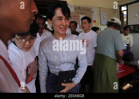 Die Friedensnobelpreisträgerin und Vorsitzende der Nationalen Liga für Demokratie (NLD) Aung San Suu Kyi ist am 9. Februar 2012 im NLD-Hauptquartier in Yangon, Myanmar, abgebildet. Foto von Christophe Loviny/ABACAPRESS.COM Stockfoto