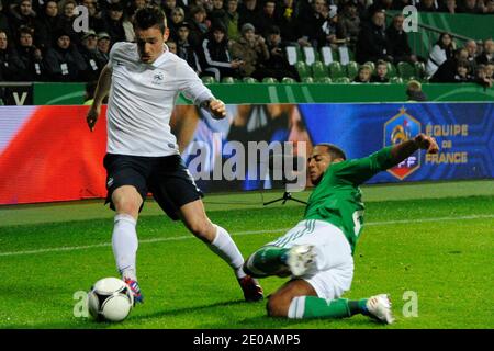 Der deutsche Dennis Aogo kämpft beim internationalen Freundschaftsspiel gegen den Ball mit dem französischen Mathieu Debuchy, Deutschland gegen Frankreich am 29. Februar 2012 im Weser-Stadion in Bremen. Frankreich gewann 2:1. Foto von Henri Szwarc/ABACAPRESS.COM Stockfoto