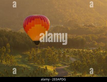 CANBERRA, 10. MÄRZ 2020. Heißluftballon fliegt während des jährlichen Ballonfestivals über das Arboretum. Redaktionelle Verwendung. Stockfoto