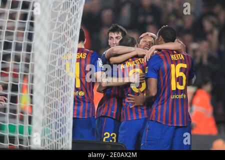 Andres Iniesta vom FC Barcelona feiert mit seinen Teamkollegen nach dem Tor beim spanischen Fußballspiel La Liga, FC Barcelona gegen Sporting de Gijon am 3. März 2012 im Camp Nou Stadion in Barcelona, Spanien. Barcelona gewann 3:1. Foto von Manuel Blondau/ABACAPRESS.COM Stockfoto