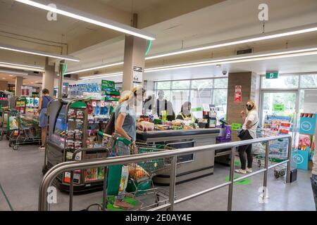 Silvester 31. Dezember 2020. Avalon Beach in Sydney Australien, das Epizentrum des Coronavirus-Ausbruchs, der dazu geführt hat, dass die nördlichen Strände in den Absperrungen sind, erlebt eine zunehmende Aktivität, da die Bewohner sich zu Hause bewegen und Essen und Getränke für die Silvesterfeier kaufen. Credit martinberry@alamy Live-Nachrichten. Stockfoto
