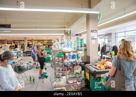 Silvester 31. Dezember 2020. Avalon Beach in Sydney Australien, das Epizentrum des Coronavirus-Ausbruchs, der dazu geführt hat, dass die nördlichen Strände in den Absperrungen sind, erlebt eine zunehmende Aktivität, da die Bewohner sich zu Hause bewegen und Essen und Getränke für die Silvesterfeier kaufen. Credit martinberry@alamy Live-Nachrichten. Stockfoto