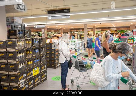 Silvester 31. Dezember 2020. Avalon Beach in Sydney Australien, das Epizentrum des Coronavirus-Ausbruchs, der dazu geführt hat, dass die nördlichen Strände in den Absperrungen sind, erlebt eine zunehmende Aktivität, da die Bewohner sich zu Hause bewegen und Essen und Getränke für die Silvesterfeier kaufen. Credit martinberry@alamy Live-Nachrichten. Stockfoto
