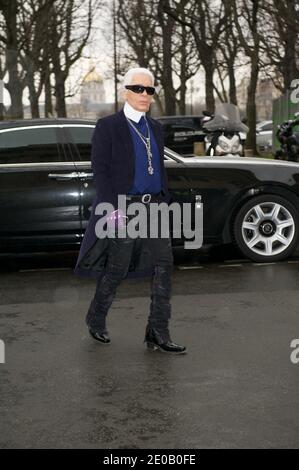 Der deutsche Designer Karl Lagerfeld kommt zur Chanel Modenschau, die am 6. März 2012 im Grand Palais in Paris, Frankreich, stattfindet. Foto von Alban Wyters/ABACAPRESS.COM Stockfoto