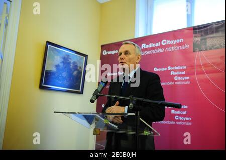 Der französische Vorsitzende der französischen sozialistischen Parteigruppe bei der Nationalversammlung Jean-Marc Ayrault hält am 6. März 2012 eine Pressekonferenz bei der Nationalversammlung in Paris, Frankreich. Foto von Mousse/ABACAPRESS.COM Stockfoto