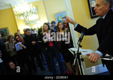 Der französische Vorsitzende der französischen sozialistischen Parteigruppe bei der Nationalversammlung Jean-Marc Ayrault hält am 6. März 2012 eine Pressekonferenz bei der Nationalversammlung in Paris, Frankreich. Foto von Mousse/ABACAPRESS.COM Stockfoto