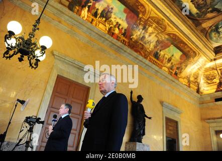 Der französische Präsident der Nationalversammlung, Bernard Accoyer, und der französische Vorsitzende der französischen sozialistischen Parteigruppe bei der Nationalversammlung, Jean-Marc Ayrault, werden am 6. März 2012 bei der Nationalversammlung in Paris interviewt. Foto von Mousse/ABACAPRESS.COM Stockfoto