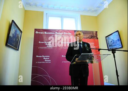 Der französische Vorsitzende der französischen sozialistischen Parteigruppe bei der Nationalversammlung Jean-Marc Ayrault hält am 6. März 2012 eine Pressekonferenz bei der Nationalversammlung in Paris, Frankreich. Foto von Mousse/ABACAPRESS.COM Stockfoto