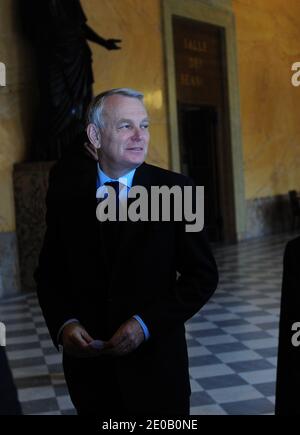 Jean-Marc Ayrault, der französische Vorsitzende der französischen sozialistischen Parteigruppe bei der Nationalversammlung, wird am 6. März 2012 in Paris interviewt. Foto von Mousse/ABACAPRESS.COM Stockfoto