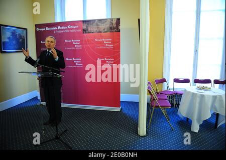 Der französische Vorsitzende der französischen sozialistischen Parteigruppe bei der Nationalversammlung Jean-Marc Ayrault hält am 6. März 2012 eine Pressekonferenz bei der Nationalversammlung in Paris, Frankreich. Foto von Mousse/ABACAPRESS.COM Stockfoto