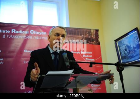 Der französische Vorsitzende der französischen sozialistischen Parteigruppe bei der Nationalversammlung Jean-Marc Ayrault hält am 6. März 2012 eine Pressekonferenz bei der Nationalversammlung in Paris, Frankreich. Foto von Mousse/ABACAPRESS.COM Stockfoto
