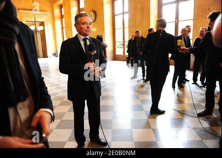 Der französische Präsident der Nationalversammlung, Bernard Accoyer, und der französische Vorsitzende der französischen sozialistischen Parteigruppe bei der Nationalversammlung, Jean-Marc Ayrault, werden am 6. März 2012 bei der Nationalversammlung in Paris interviewt. Foto von Mousse/ABACAPRESS.COM Stockfoto
