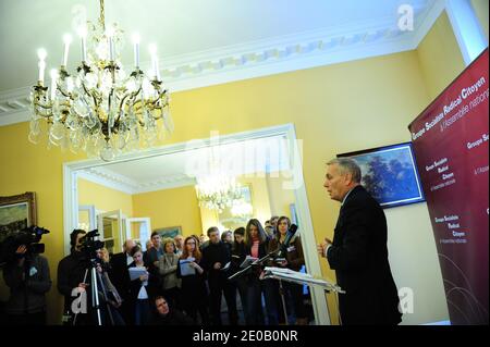 Der französische Vorsitzende der französischen sozialistischen Parteigruppe bei der Nationalversammlung Jean-Marc Ayrault hält am 6. März 2012 eine Pressekonferenz bei der Nationalversammlung in Paris, Frankreich. Foto von Mousse/ABACAPRESS.COM Stockfoto